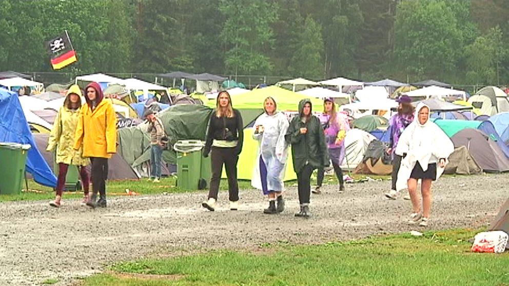 Regnet vräkte ner när Hultsfredsfestivalen inleddes den 13 juni. Festivalen arrangerades i år utanför Sigtuna nordväst om Stockholm. Det hade varit lika lerigt om festivalen varit kvar i Småland för det regnade lika mycket där den dagen.