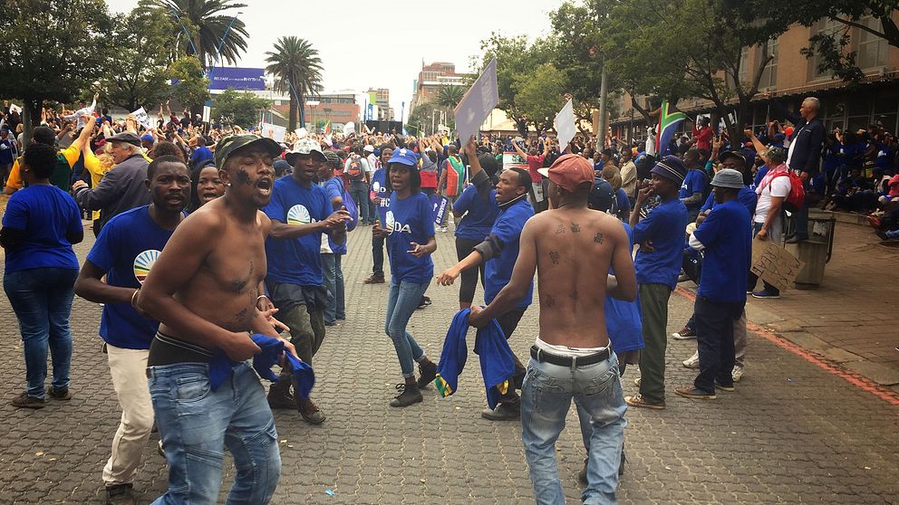 Människor protesterar mot Zuma.