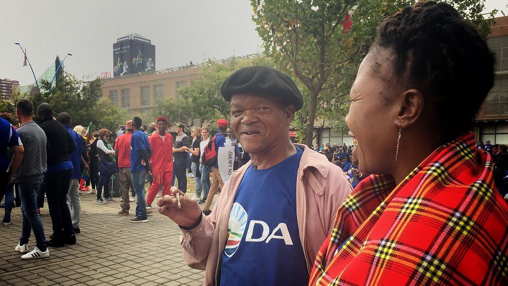 Människor protesterar mot Zuma.