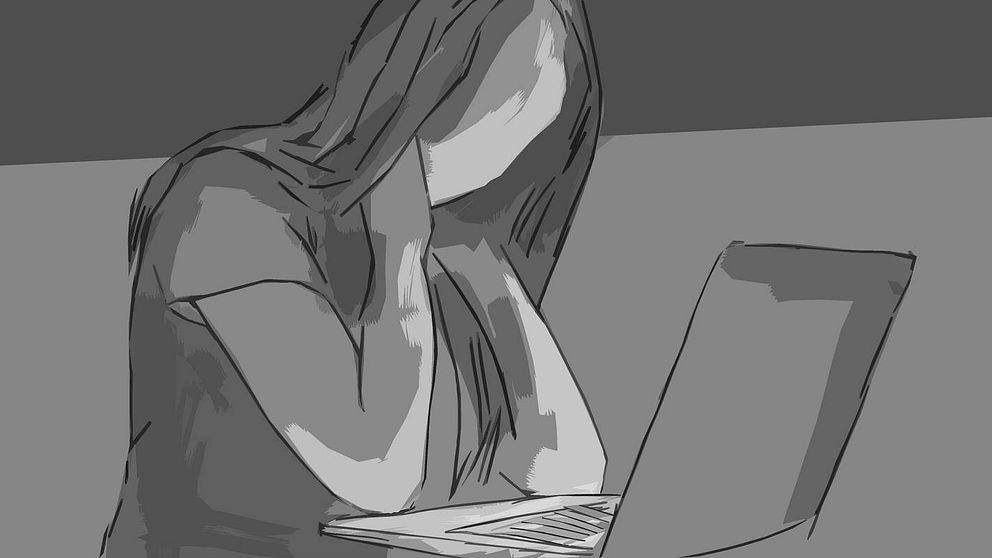 Animerad bild på en kvinna som står framför sin laptop. Bilden är svart och vit. Inga anletsdrag syns, för det mesta är det pennstreck på animationen. Kvinnan ses förbryllad ut, hon har händerna bakom nacken.