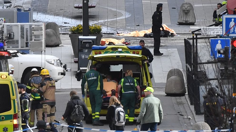 En skadad person lastas in i en ambulans på Drottninggatan.