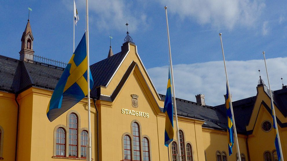 Flaggor på halv stång vid stadshuset i Linköping på lördagen. Dagen efter lastbilsattacken i Stockholm.