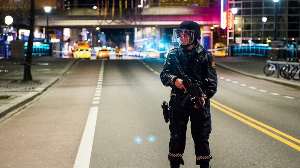 Tungt beväpnad polis i Oslo. Norge höjer nu hotnivån i tio månader efter avvärjda hotet.