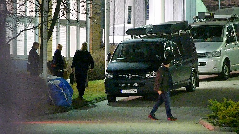 Polisens kriminaltekniker bär ut kassar från en företagslokal i Sollentuna i norra Stockholm i samband med ett tillslag natten mot måndagen.