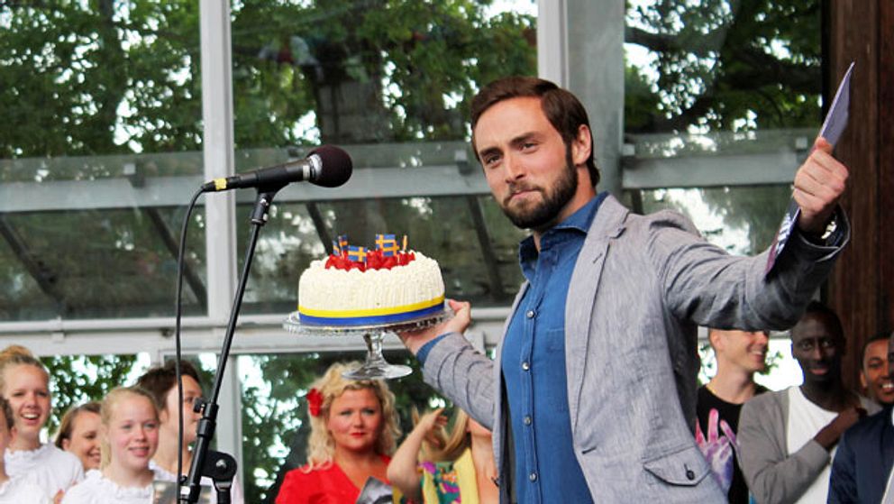 Måns Zelmerlöw firade sin födelsedag med att presentera artisterna till årets Allsång på Skansen.