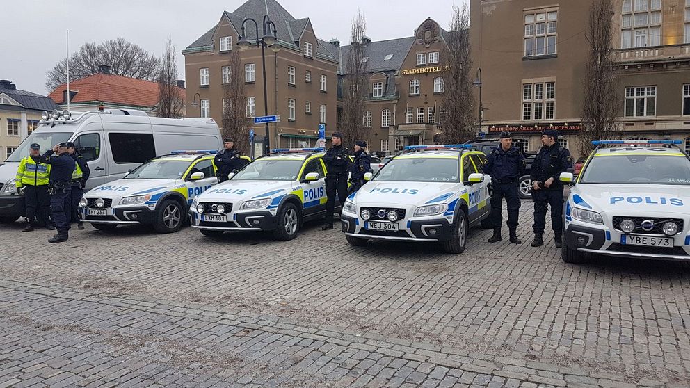 Poliser vid den tysta minuten utanför Stadshotellet i Västerås.