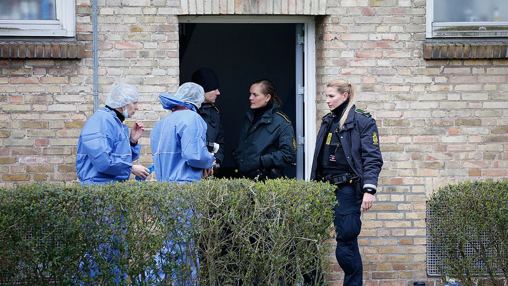 Polis och tekniker arbetar vid brottsplatsen i norra Köpenhamn.
