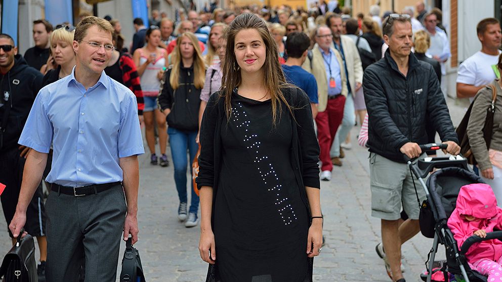 Ida Östensson går runt i Visby med en ”twitterklänning” som snabbt blivit en snackis i Visby.