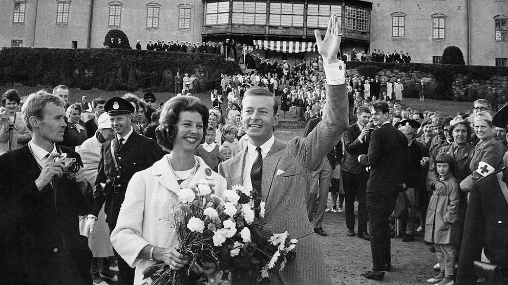 Baron Niclas Silfverschiöld och prinsessan Désirée tas emot av många människor vid Kobergs slott efter hemkomsten från smekmånaden i Frankrike 1964.