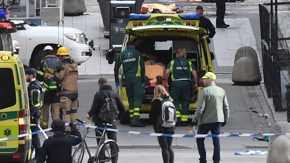 Ambulanser på Drottninggatan i Stockholm efter terrordådet den 7 april.