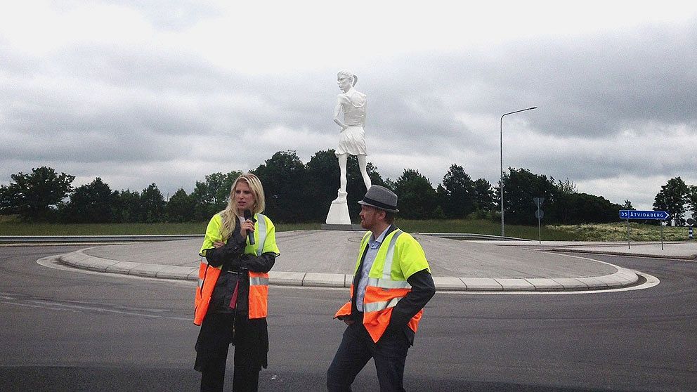 Konstnären Cajsa von Zeipel och kommunalrådet Johan Lundberg (C) framför statyn ”Hello, Goodbye” i Hackeforsrondellen i Linköping.