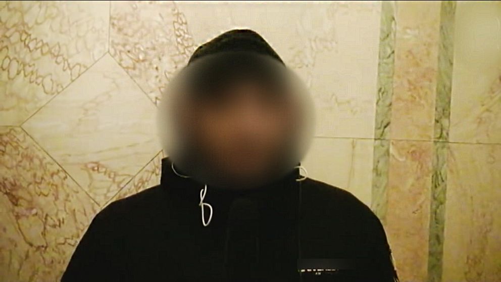 Anonymiserad person som åkt hem till Expressens chefredaktör och en reporter på tidningen.