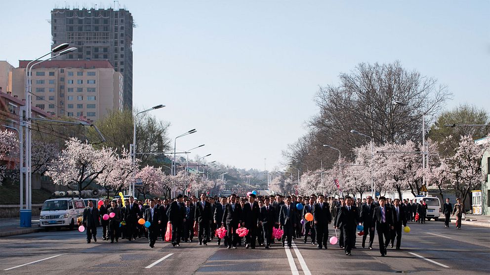 Tiotusentals nordkoreaner fyllde gatorna i Pyongyang inför det samlade pressuppbådet.