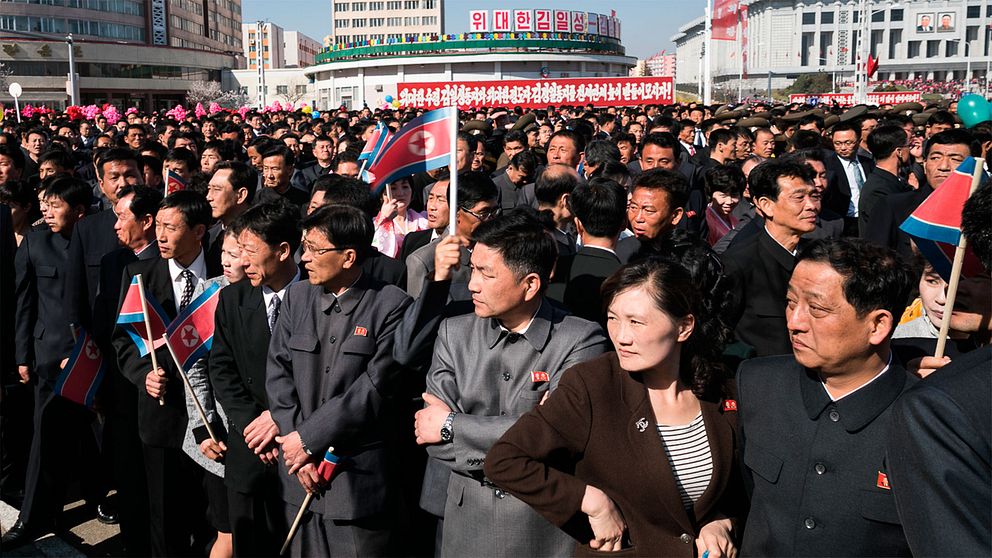 Alla väntade på Kim Jong Un, som kort därefter dök upp till ljudet av öronbedövande skrik och applåder, innan han klippte det röda bandet under invigningsceremonin.
