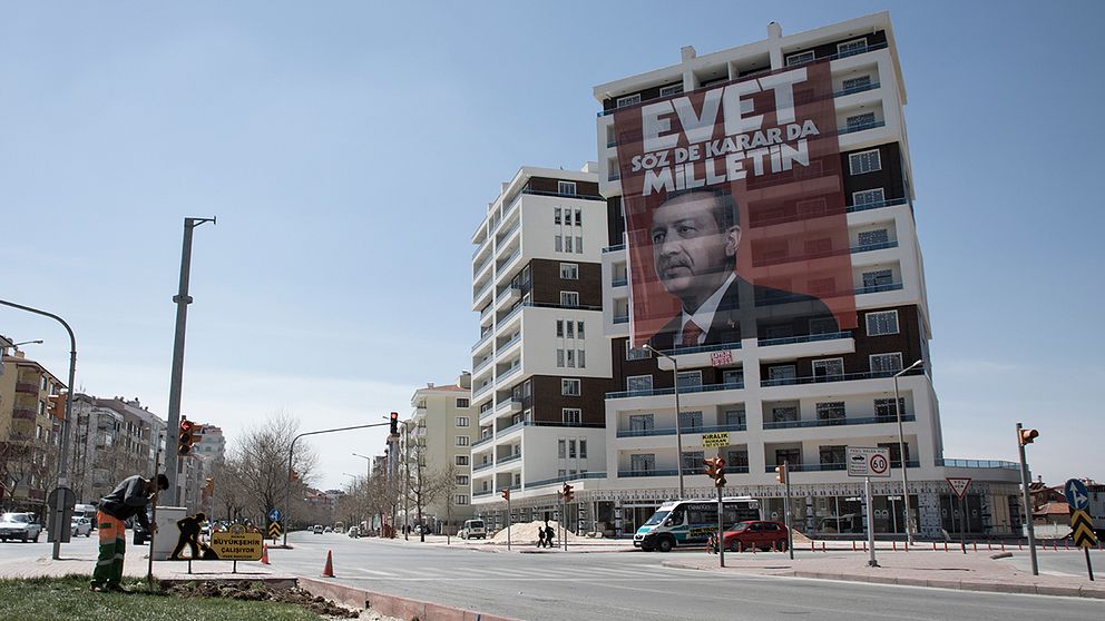 President Erdogans ansikte på en valaffisch i staden Konya, Turkiet.