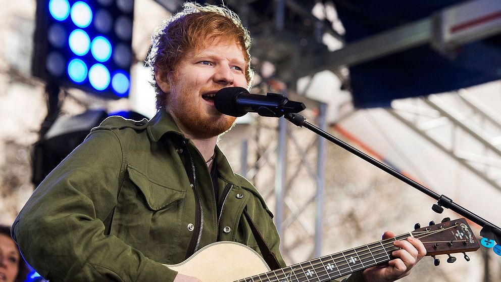 Ed Sheeran spelar gitarr på scen