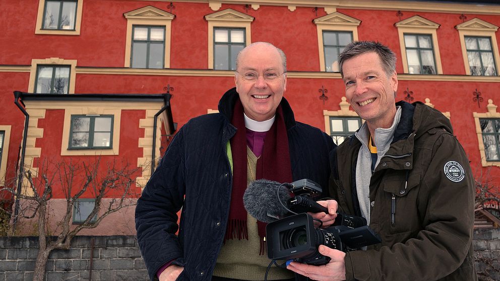 Biskopen Johan Dalman och tv-producenten Johan Anderblad utanför biskopsgården i Strängnäs.