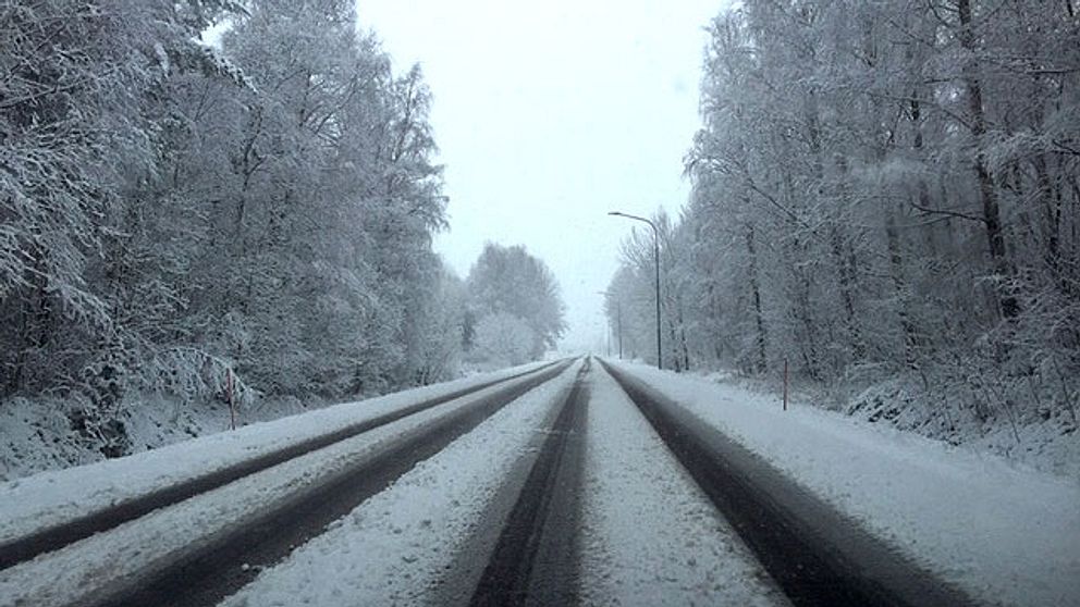 Kraftiga snöfall och minusgrader tycks ha jagat våren på flykten. I norra Värmland har över 20 centimeter snö fallit.
