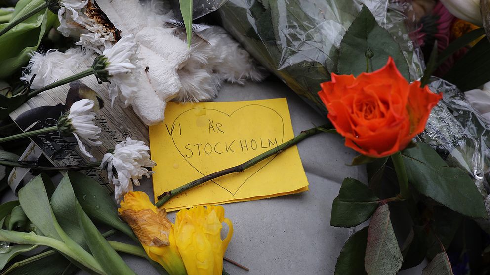 En av många kärlekshälsningar som lämnats nära Drottninggatan där fyra människor dog i terrordådet.