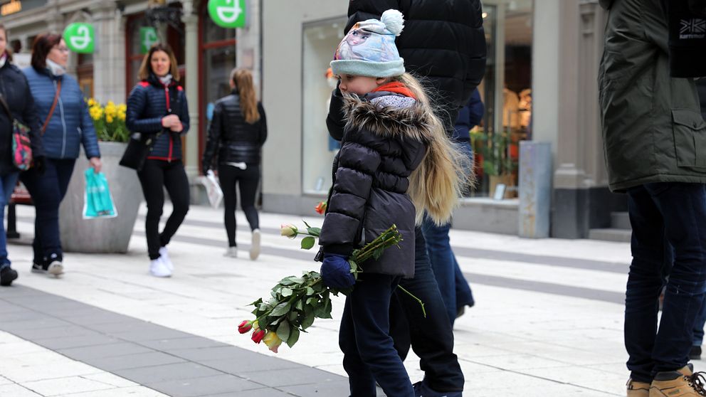 Stockholmarna fortsätter lämna blommor även när en vecka gått efter terrordådet.