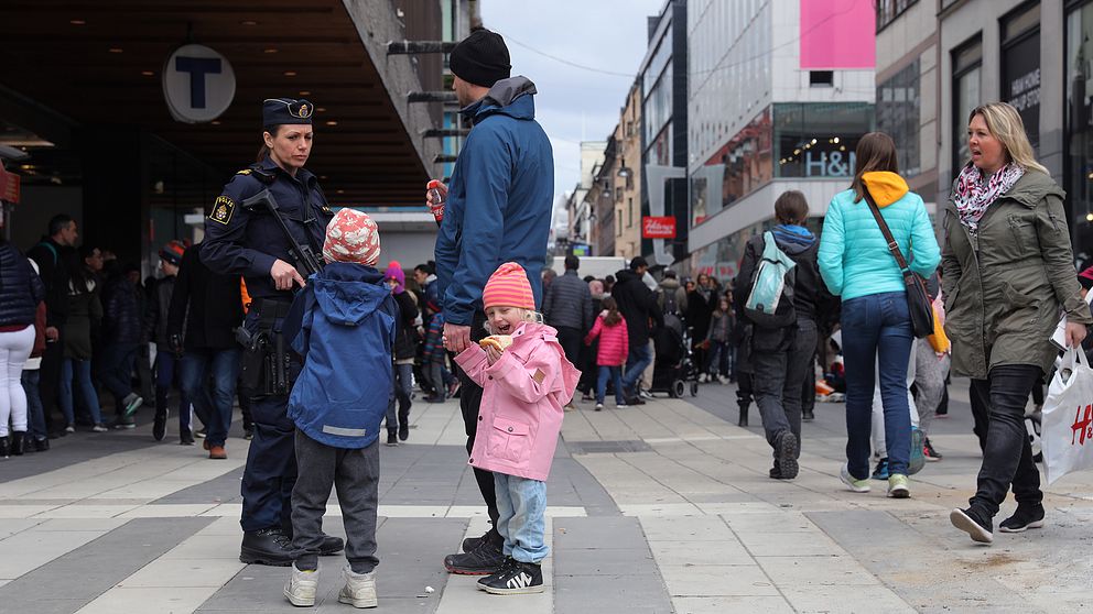 Många har velat prata med poliserna som stått utanför Åhléns under veckan.