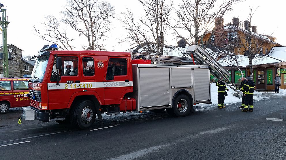 En släckningsbil från räddningstjänsten utanför det hotell där det brann.