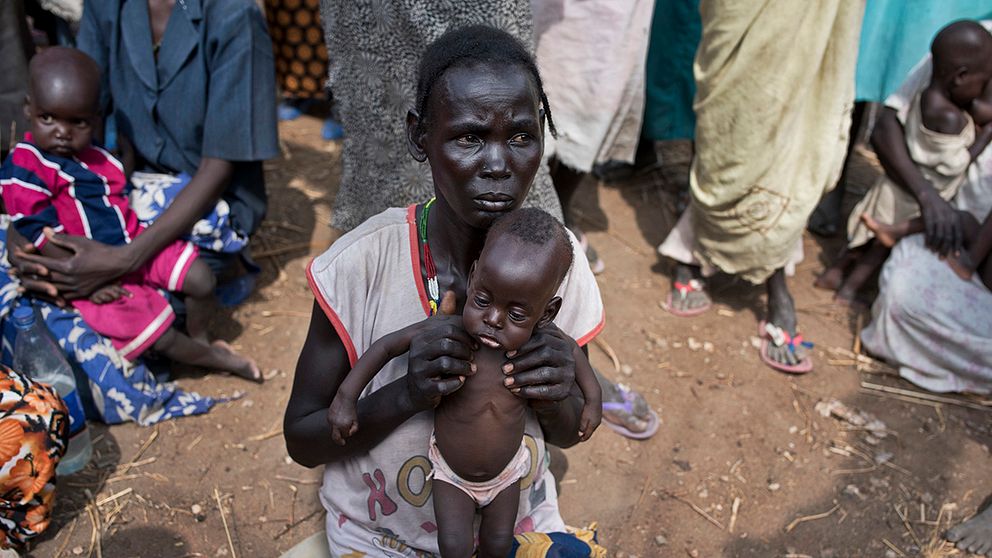 En sydsudansk kvinna och hennes son i samband med en livsmedelsutdelning