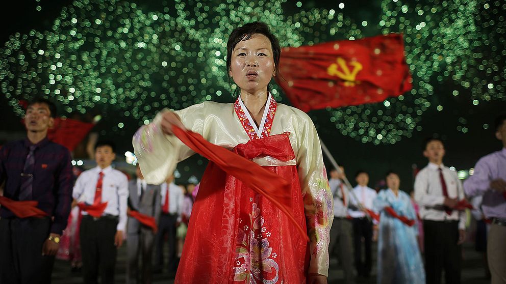 Nordkoreaner hyllar Kim Il Sung med massdans