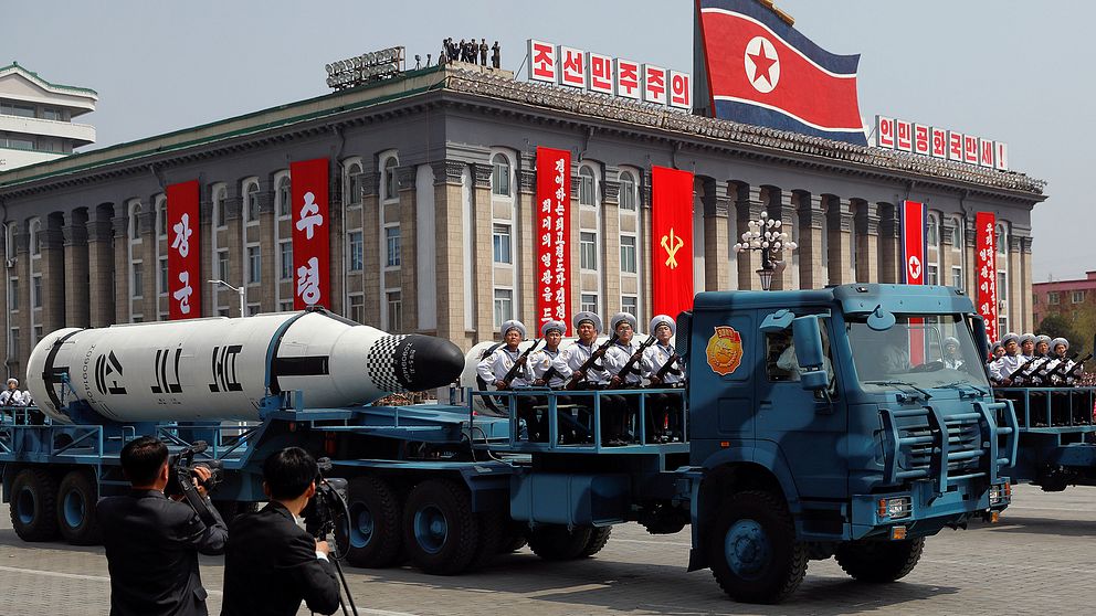 Från en lastbil visades den upp för första gången under paraden i Pyongyang – den ballistiska missil som Nordkorea kan avfyra från ubåtar.