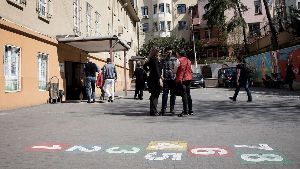 Turkar diskuterar utanför en vallokal i Istanbul