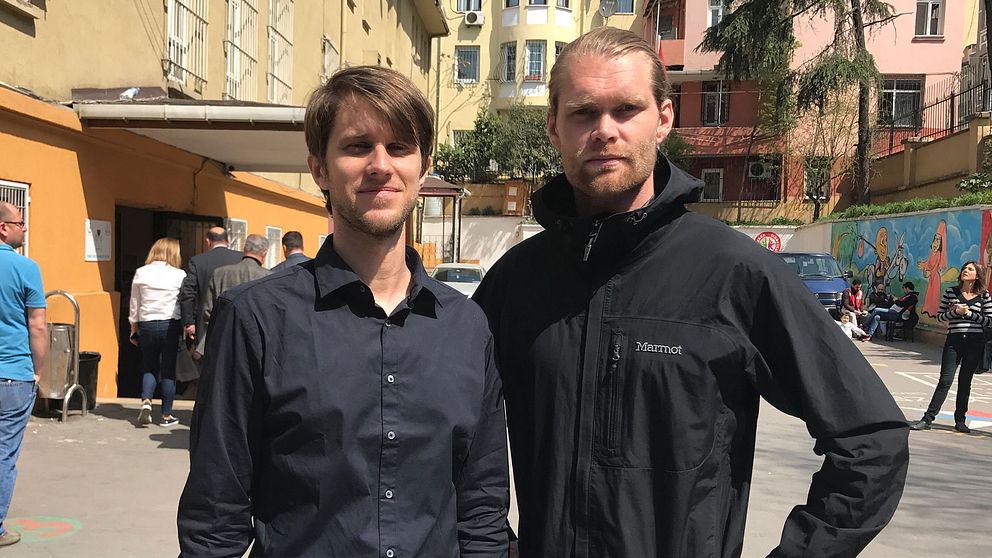 SVT:s utsända i Istanbul: Reporter Tomas Thorén (t.v) och fotograf Niclas Berglund (t.h)
