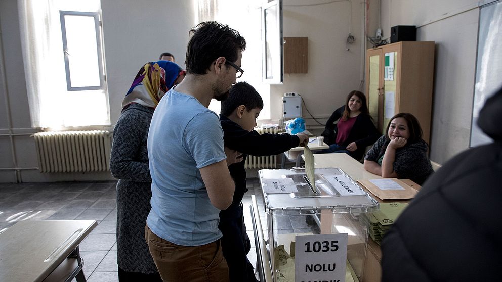 En familj röstar i en vallokal i Istanbul