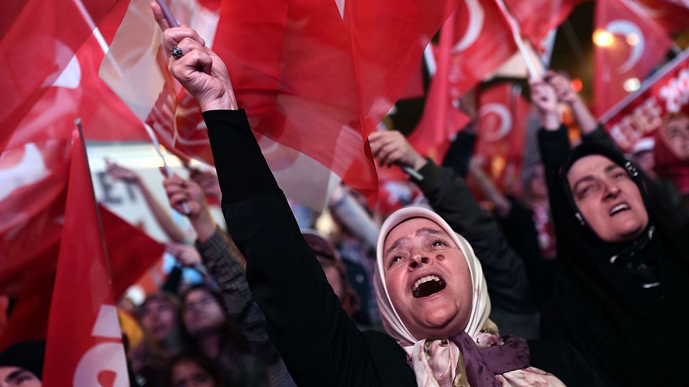 Firande ute på gatorna i Turkiet efter att ”ja-sidan” segrat i folkomröstningen. Men enligt valobservatörer genomfördes folkomröstningen inte på lika villkor.