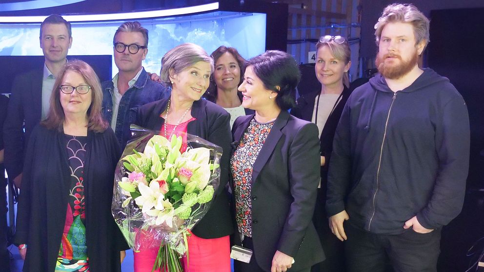 Helen Tronstad tackas av efter sin sista Rapport-sändning av SVT-kollegorna.