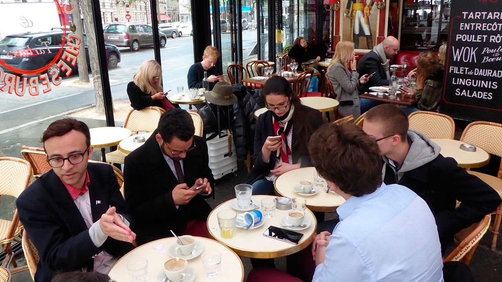 Daniel med andra partiaktivister, på café i Paris.
