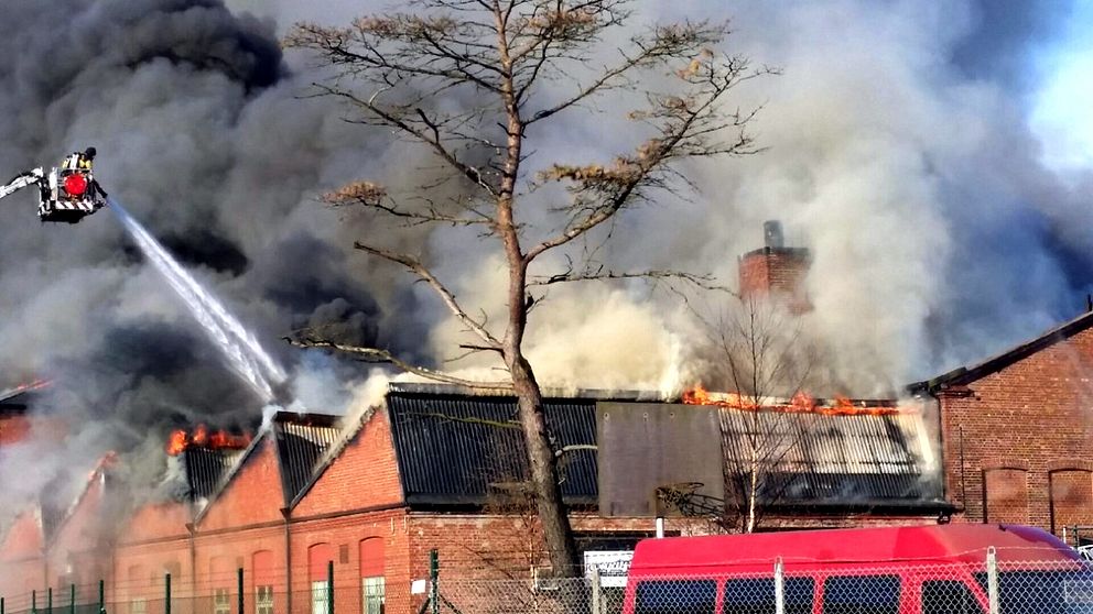Det ryker kraftigt från branden i en större industrilokal vid Yttre Hamnen i Falkenberg.