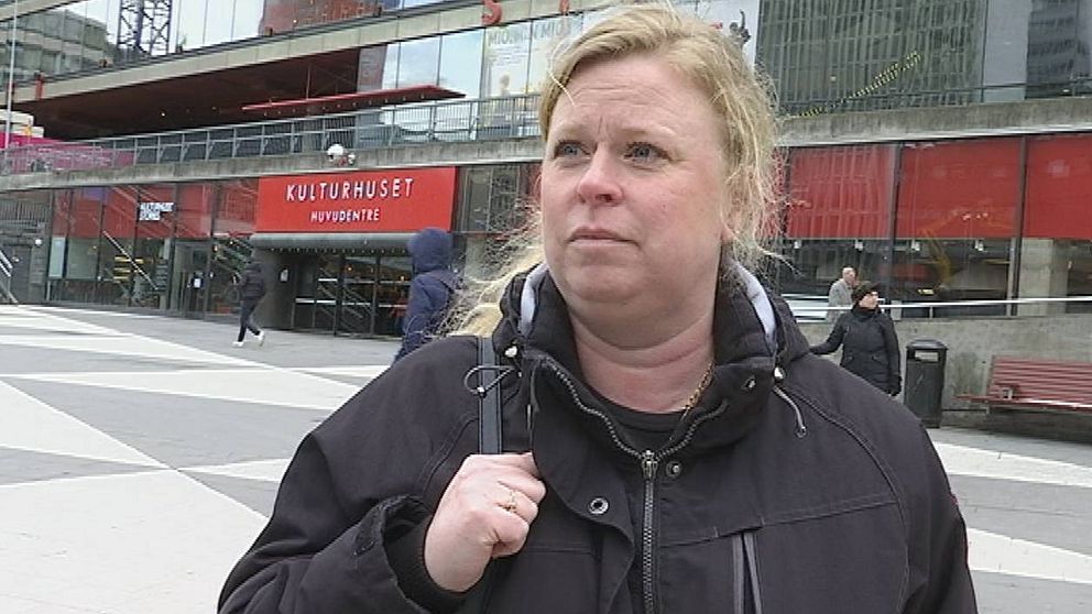 Kvinna på Sergels torg, Åsa Sandvret.