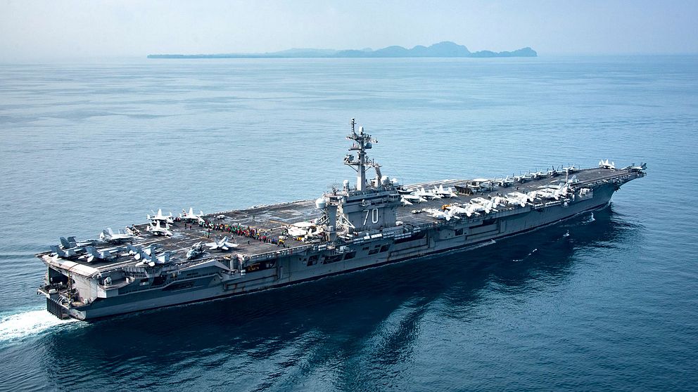 Det amerikanska hangarfartyget USS Carl Vinson seglar genom Sundasundet mellan Java och Sumatra den 15 april, fyra dagar efter att Vita huset sagt att fartyget var på väg mot Nordkorea.