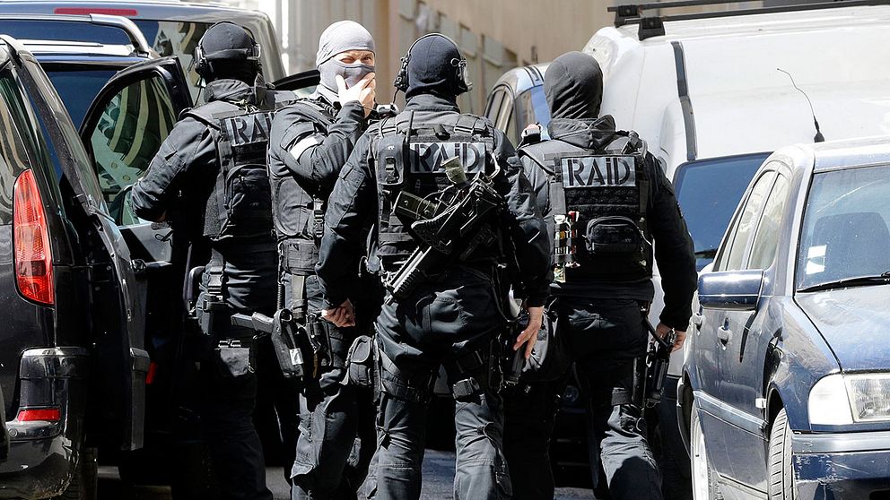 Polisens insatsstyrka genomför en husrannsakan i Marseille.