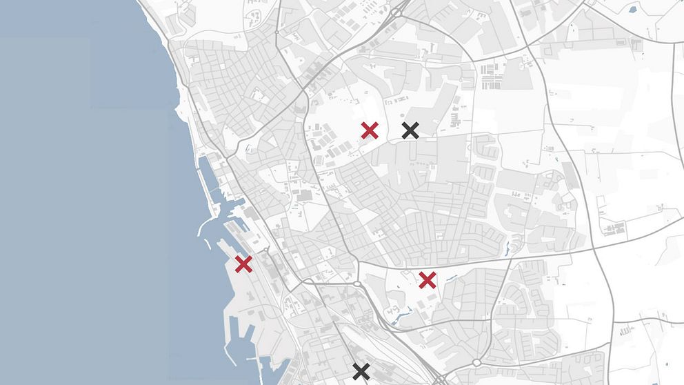 Kommunen måste bygga många nya grundskolor. De röda kryssen markerar planerade skolor, de gråa skolor som kanske byggs i framtiden.