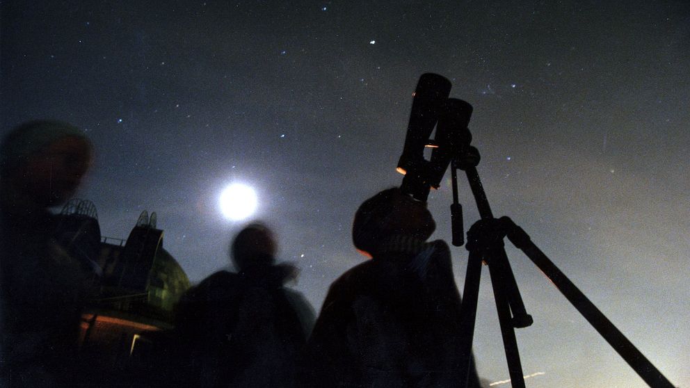 Stjärnhimmel och teleskop.