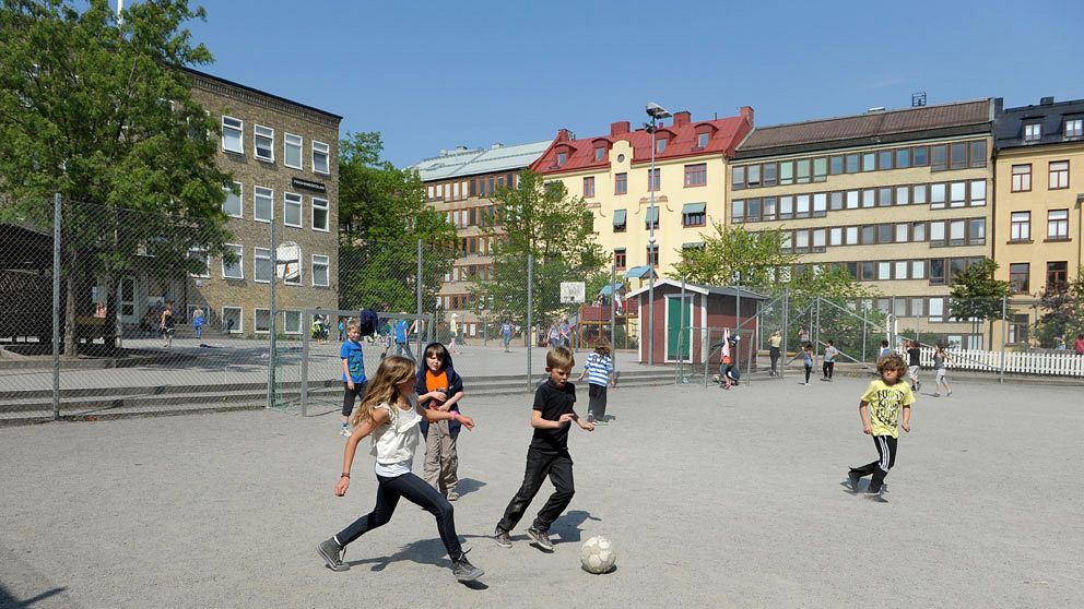 Unga spelar fotboll. Foto: Scanpix