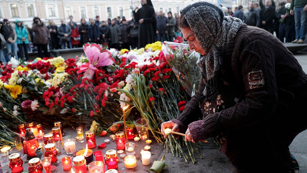 En kvinna hedrar offren för tunnelbanebomben i S:t Petersburg