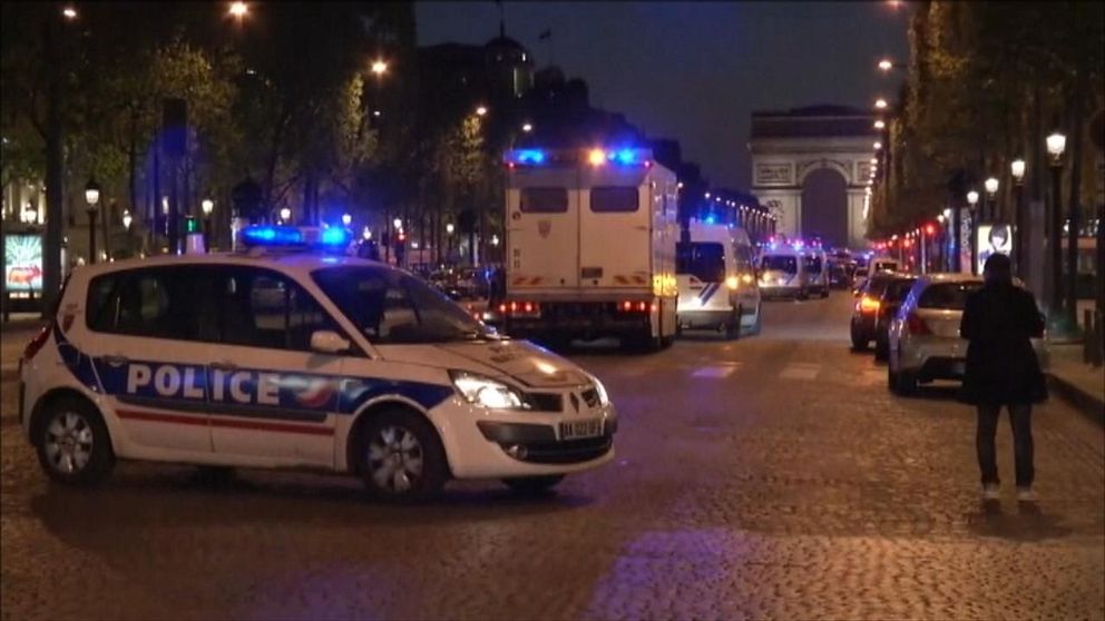 Polisbil och Triumfbågen i Paris.