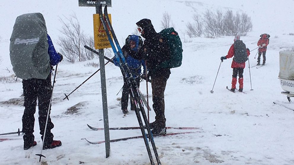 flera skidåkare som förbereder sig för tur i snöyra.