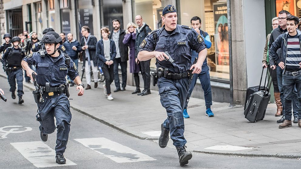 Poliser vid terrorattacken i Stockholm.