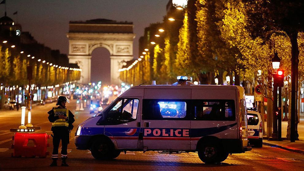 En polis ihjälskjuten på gata i Paris
