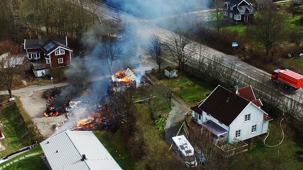 En fullt utvecklad brand rasar i en bilverkstad i Frufällan. Polisen har spärrat av ett stort område på grund explosionsrisk.