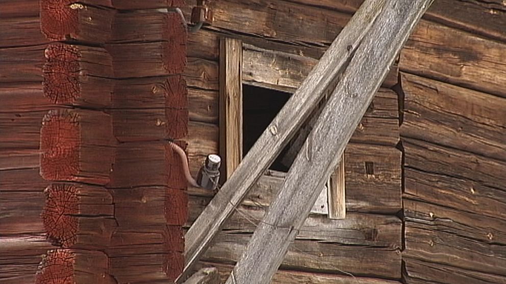 Fönsterglugg på gammal lada