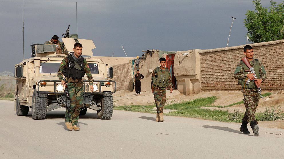 Minst 140 afghanska soldater dog och flera skadades i fredagens attack mot en militärbas i Mazar-i-Sharif i norra Afghanistan
